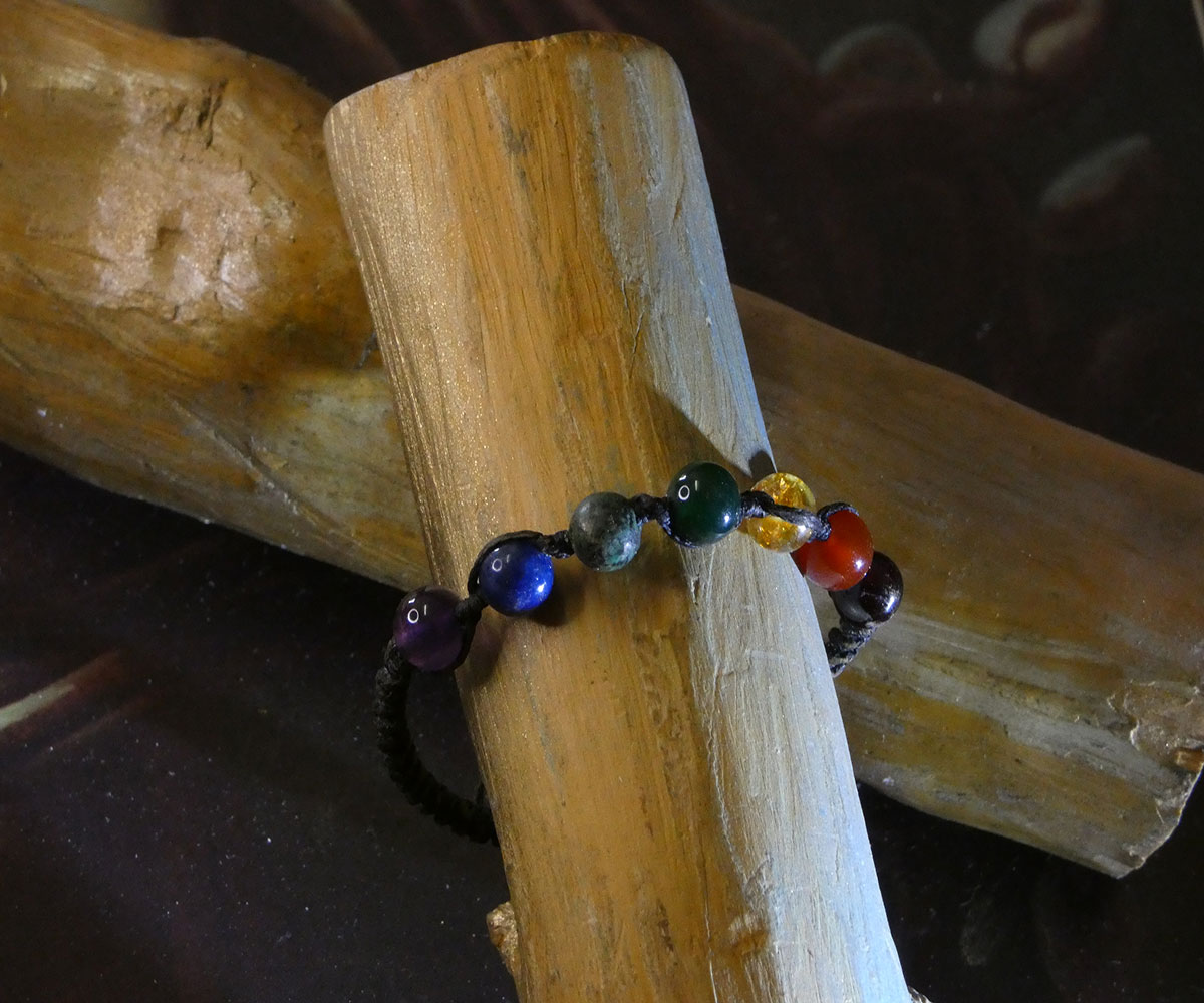 Pulsera de macramé con los siete chakras